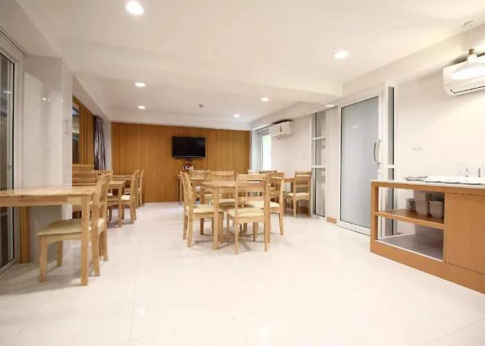 Hotel Super Oyo 483 Pannee Khaosan 3*