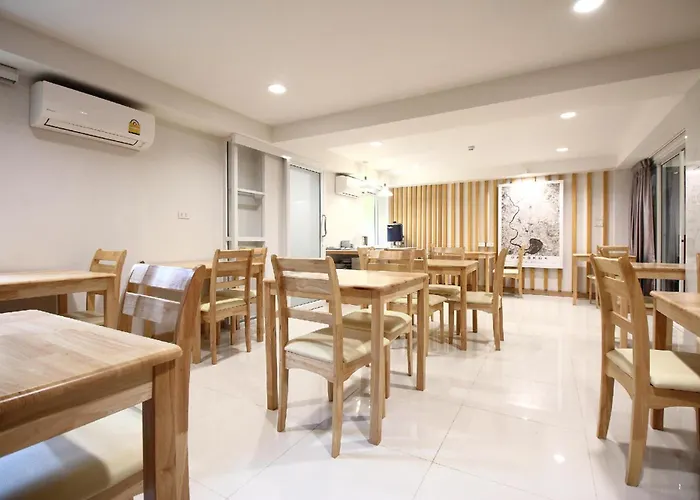 Super Oyo 483 Pannee Khaosan Hotel